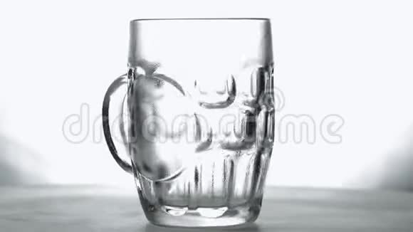 白色透明玻璃杯里的泡沫啤酒视频的预览图