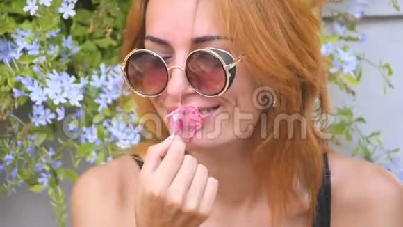 可爱的女孩嚼泡泡糖视频的预览图