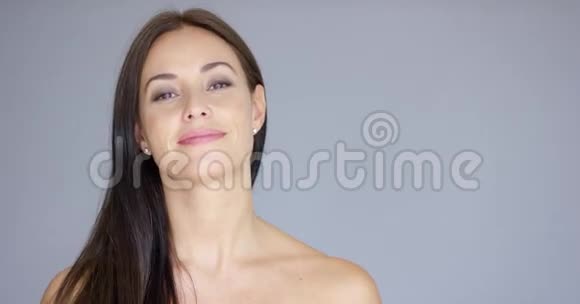 灰色背景的单身美女视频的预览图