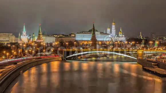 俄罗斯莫斯科克里姆林宫和莫斯科河日出景观莫斯科建筑和地标莫斯科城市景观视频的预览图