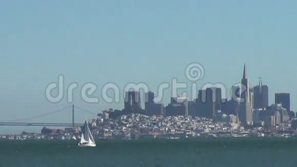 旧金山天际线前的帆船视频的预览图
