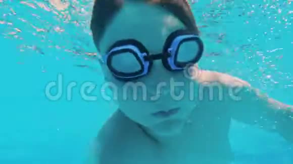 游泳池里的水下少年乐趣视频的预览图