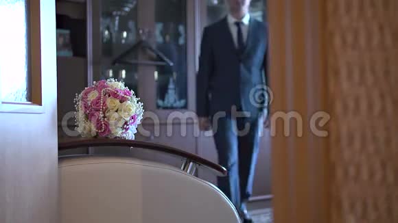 新郎拿着结婚花束视频的预览图