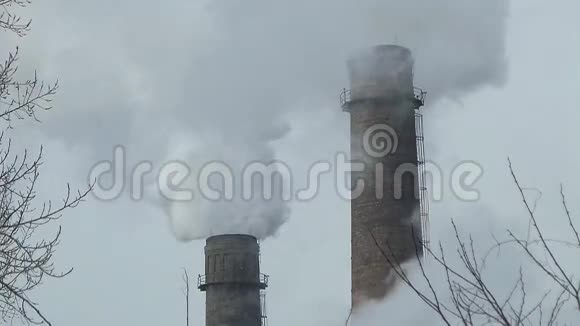 烟囱污染了工业区的空气视频的预览图