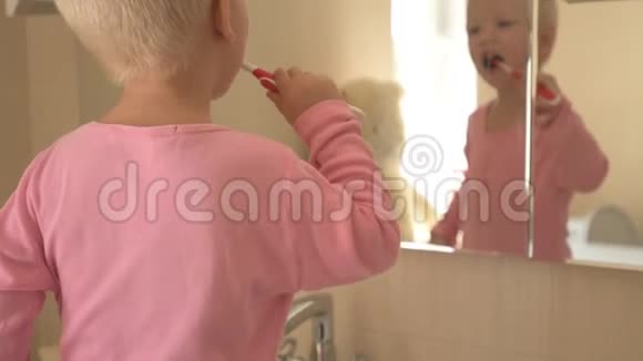 快乐男孩用肥皂洗手在浴室刷牙孩子爱水和卫生程序水资源活动视频的预览图