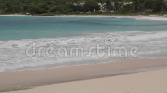 美丽的加勒比海海滩安提瓜半月湾视频的预览图