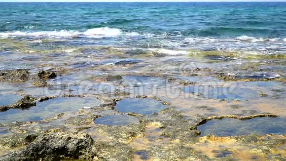 地中海岩石海岸边缘的石质海岸洞穴视频的预览图