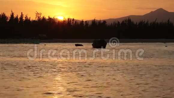 日落的天空与钓鱼船视频的预览图