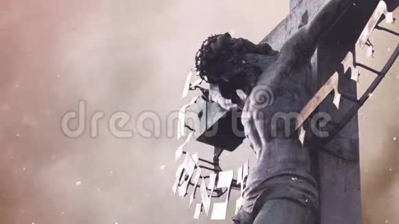 在暴风雨雪中与耶稣基督雕像一起受难十字架视频的预览图