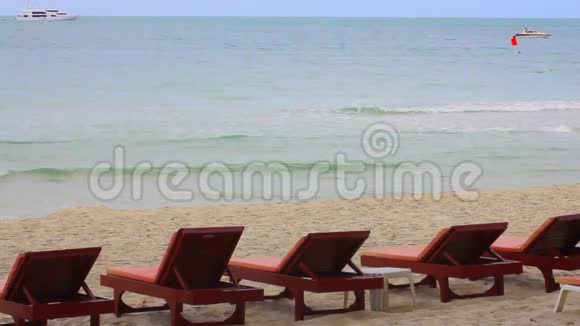 在苏梅岛的海边有很多日光浴视频的预览图