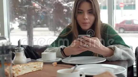女人发短信在咖啡馆的智能手机上发短信视频的预览图