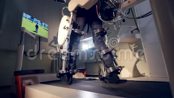 一个正在进行机器人康复的人视频的预览图
