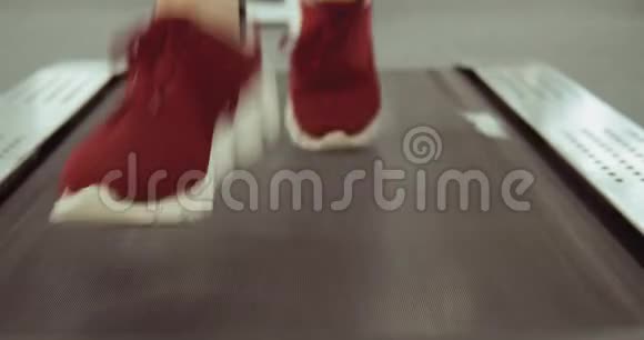 体育运动员在健身房跑步视频的预览图