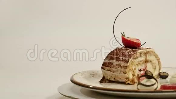 木制桌子上草莓芝士蛋糕的俯视图一块巧克力蛋糕上面有草莓装饰一块视频的预览图