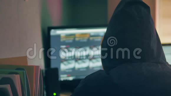 男性黑客在电脑上工作室内黑客隐藏他的互联网脸视频的预览图