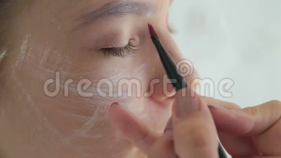 专业化妆打造面部化妆艺术视频的预览图