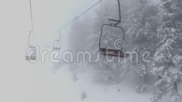 椅子的座位在雾中升起山上的滑雪胜地视频的预览图