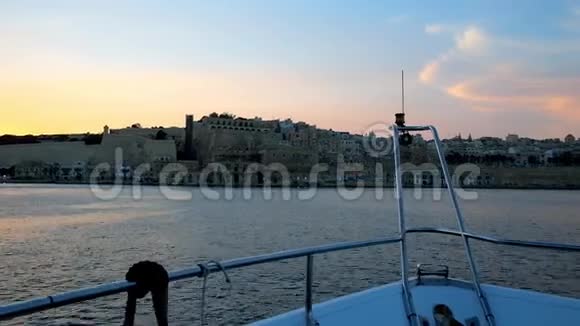 浪漫日落游艇游轮瓦莱塔马耳他视频的预览图