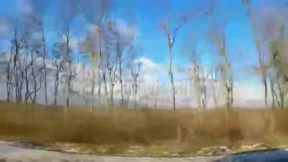 最后一场雪梦幻蓝天和云的春景视频的预览图