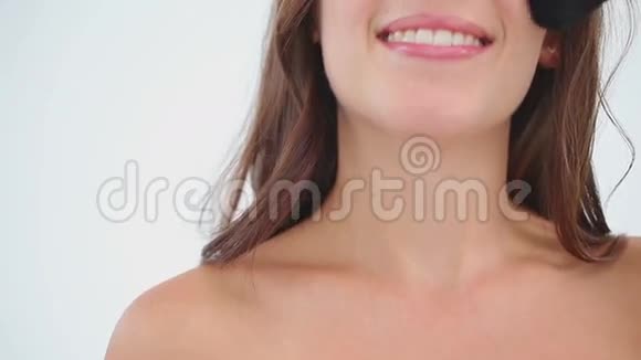 快乐的女人用粉末刷视频的预览图