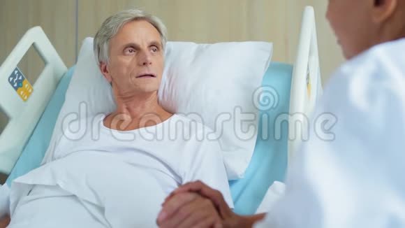 躺在病床上的病老头视频的预览图