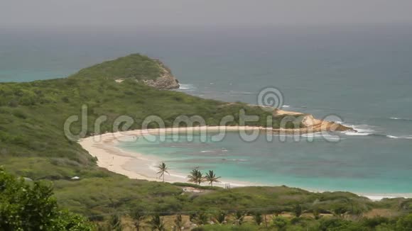 美丽的加勒比海海滩安提瓜半月湾视频的预览图