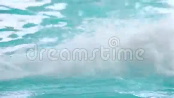 水射流落在水池表面视频的预览图