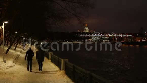 冬天晚上的码头视频的预览图