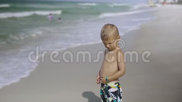 海滩上的一个小男孩4k视频的预览图