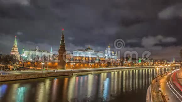 俄罗斯莫斯科克里姆林宫和莫斯科河日出景观莫斯科建筑和地标莫斯科城市景观视频的预览图