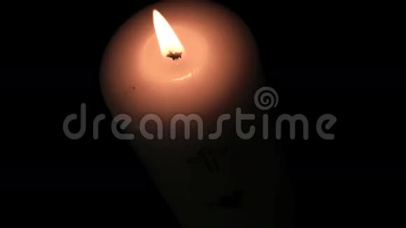 蜡烛燃烧得很明亮视频的预览图