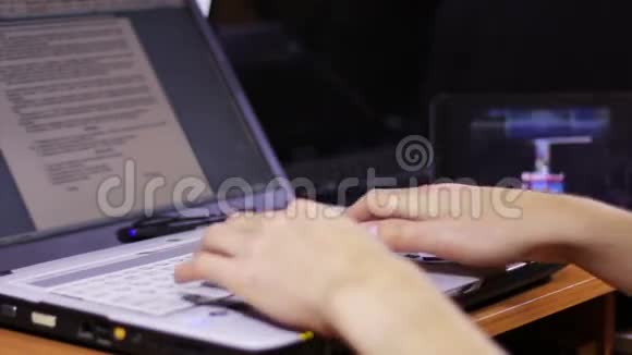 木制桌上电脑笔记本电脑打字视频的预览图