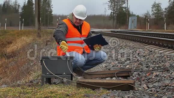 铁路附近可调式扳手的铁路员工视频的预览图