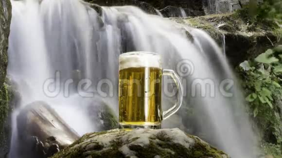 啤酒在瀑布泉中冷却视频的预览图