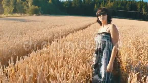 中年美女穿着夏装在乡村放松视频的预览图