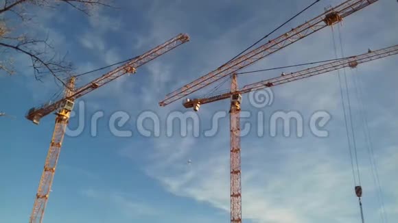 蓝色天空上的黄色建筑起重机视频的预览图
