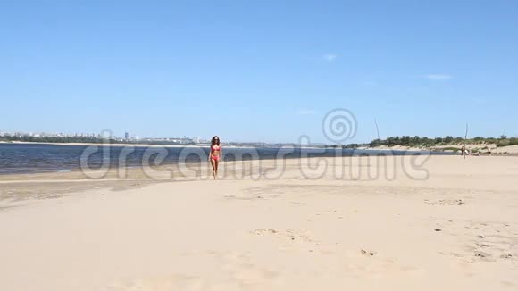 年轻女子在海滩上奔跑视频的预览图