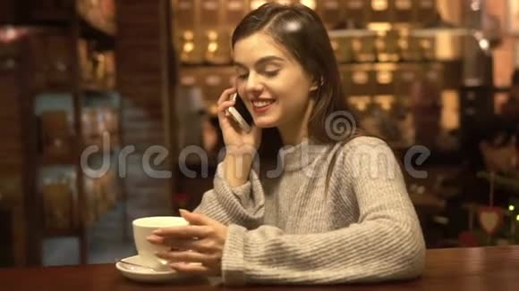 咖啡时间讲电话的女孩视频的预览图