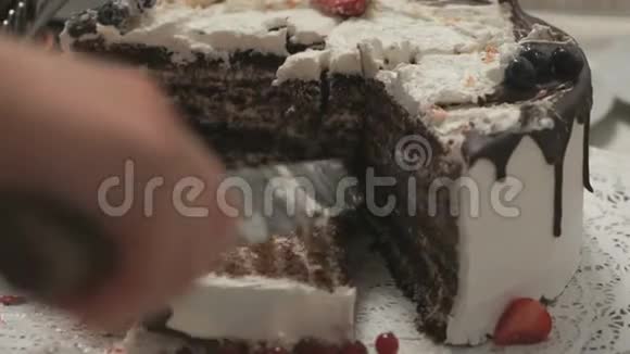 服务员用刀把结婚蛋糕切成碎片视频的预览图