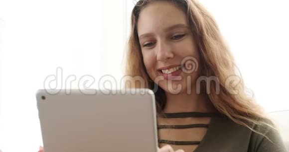 快乐少女使用数字平板电脑视频的预览图
