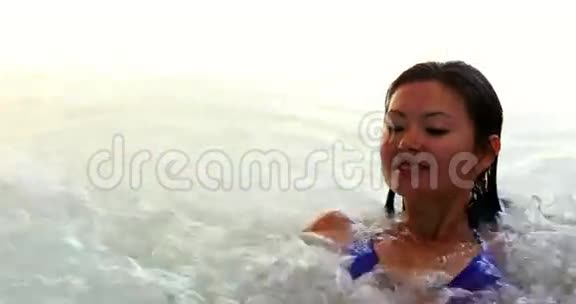 快乐的黑发在按摩浴缸里放松视频的预览图