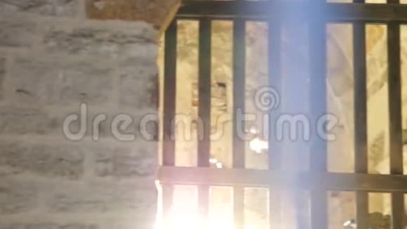 阳光透过栅栏照耀着古老的大门堡垒视频的预览图