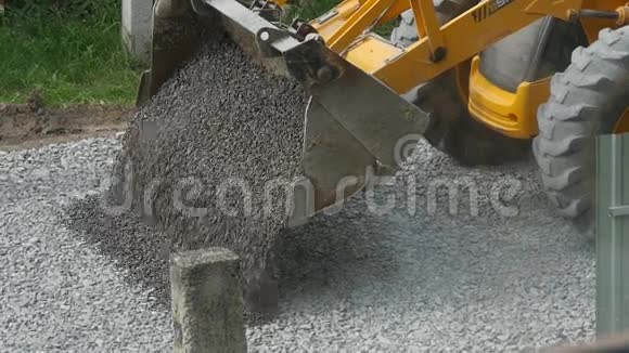 设备挖掘机移动砾石视频的预览图