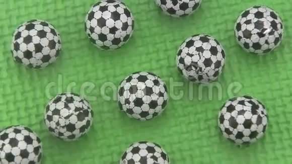 糖果足球在绿色背景上旋转视频的预览图