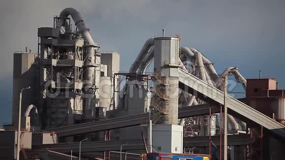 录像工作水泥工厂制造烟雾视频的预览图