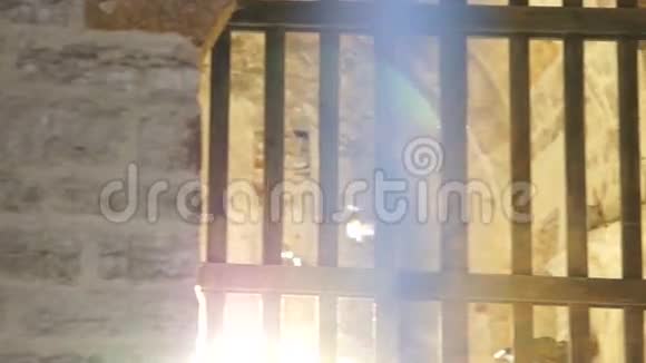 阳光透过栅栏照耀着古老的大门堡垒视频的预览图