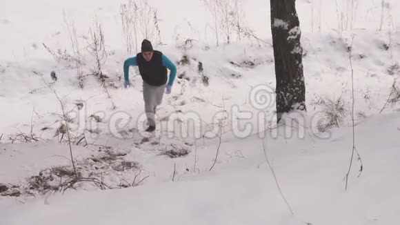 冬天森林里一个人在雪地里奔跑视频的预览图