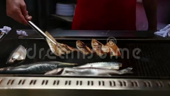 最受欢迎的担架食物是伊斯坦布尔的鱼视频的预览图