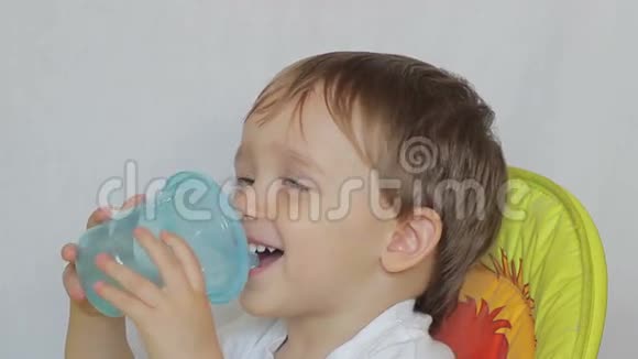 小男孩从瓶子里喝水视频的预览图