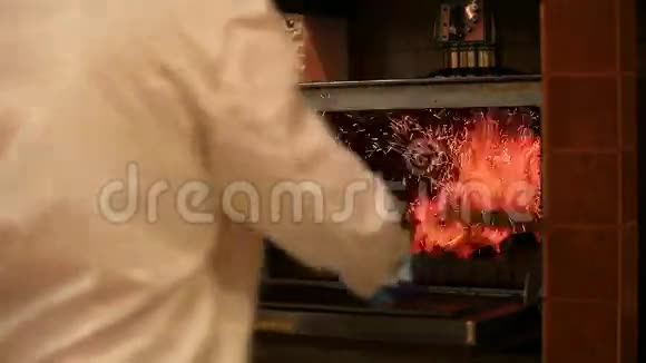 厨师正在制作火焰和火高清1920x1080视频的预览图